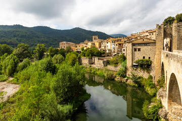 Obraz premium Village médiéval de Besalú en Espagne depuis le pont fortifié sur le fleuve Fluvià