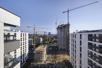 Budowa nowoczesnych  apartamentowców w centrum miasta, plac budowy. © arteffect.pl