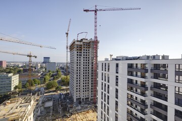 Budowa nowoczesnych  apartamentowców w centrum miasta, plac budowy. © arteffect.pl