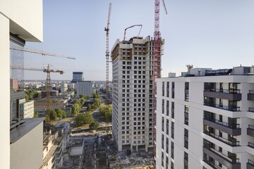 Budowa nowoczesnych  apartamentowców w centrum miasta, plac budowy. © arteffect.pl