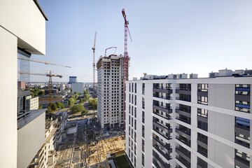 Budowa nowoczesnych  apartamentowców w centrum miasta, plac budowy.