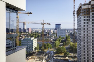 Budowa nowoczesnych  apartamentowców w centrum miasta, plac budowy. © arteffect.pl