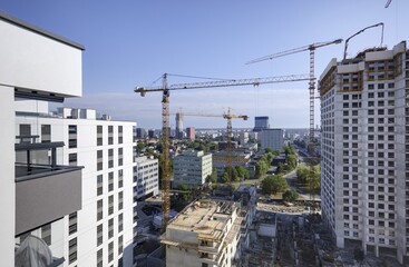 Budowa nowoczesnych  apartamentowców w centrum miasta, plac budowy. © arteffect.pl