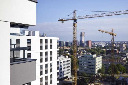 Budowa nowoczesnych  apartamentowc&oacute;w w centrum miasta, plac budowy.