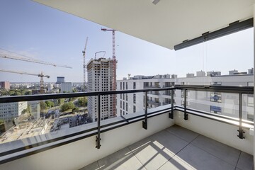 Budowa nowoczesnych  apartamentowców w centrum miasta, plac budowy – widok z balkonu © arteffect.pl