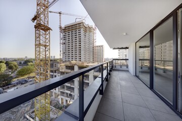 Budowa nowoczesnych  apartamentowców w centrum miasta, plac budowy – widok z balkonu