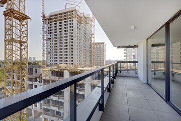 Budowa nowoczesnych  apartamentowców w centrum miasta, plac budowy – widok z balkonu © arteffect.pl