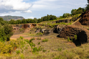 Anciens fronts d’exploitation de la carrière du volcan du Croscat, dans le parc naturel de zone volcanique de la Garrotxa, en Espagne