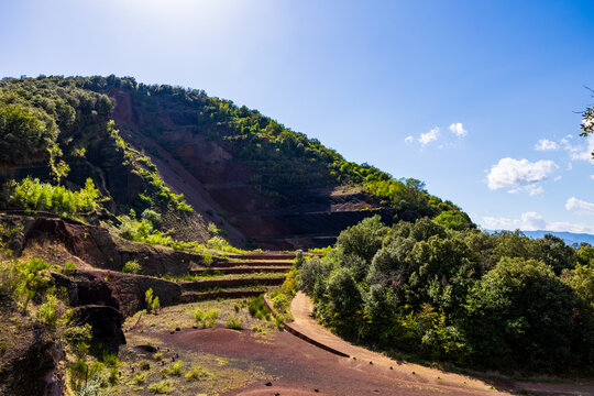 Anciens fronts d&rsquo;exploitation de la carri&egrave;re du volcan du Croscat, dans le parc naturel de zone volcanique de la Garrotxa, en Espagne