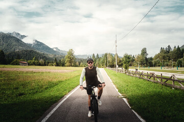 Obraz premium Mann mit Bart Fahrradhelm und kurzer Hose fährt mit seinem Fahrrad im Nationalpark Triglav in Slowenien
