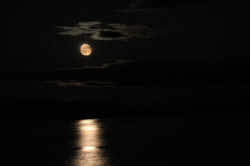 Obraz premium Full moon over the sea