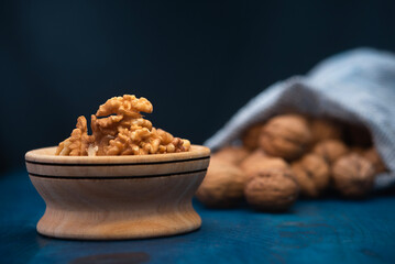 Comida. Nuez Chandler. Tazón y costal con nueces dentro.