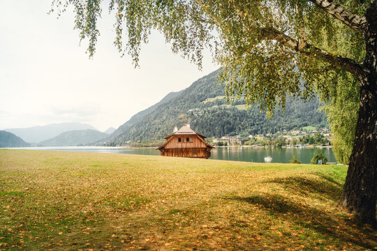 Holzhaus am Ossiacher See in Villach in K&auml;rnten &Ouml;sterreich mit Blick auf den See und die Berge dahinter