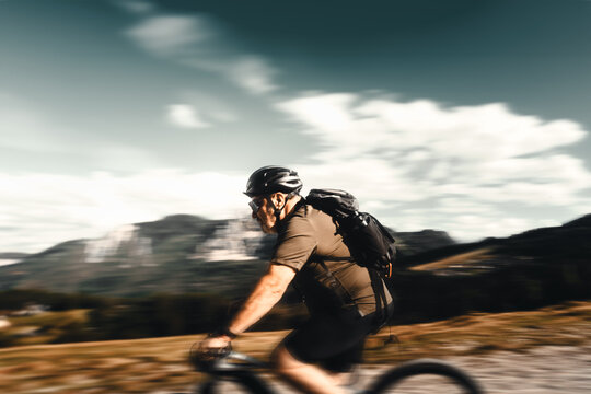 &Auml;lterer Mann f&auml;hrt mit seinem E Mountainbike durch die Bikewelt Karnische Alpen in Nassfeld in K&auml;rnten &Ouml;sterreich