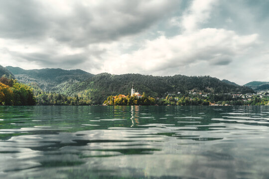Wallfahrtskirche Mari&auml; Himmelfahrt Katholische Kirche auf der kleinen Insel am Bleder See in Slowenien 