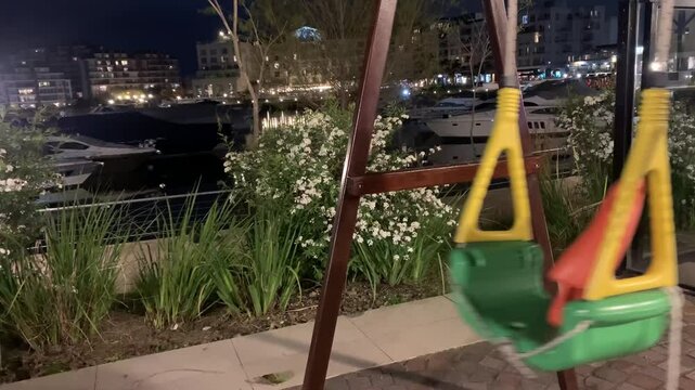 Hamaca de ni&ntilde;os de noche - Children's game at night