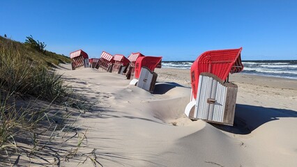 sauberer Ostseestrand mit Strandkorb bei Sonne, aber leer