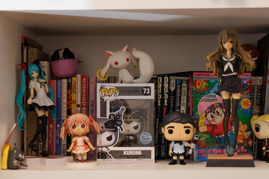 Colecci&oacute;n de objetos japoneses manga fotografiados en Alcoy el 9 de septiembre de 2024