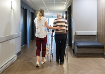 Visiter une personne agée en centre d'hébergement