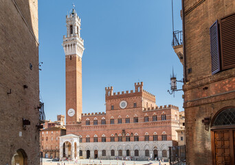 Obraz premium In der Altstadt von Siena mit Piazza del Campo, Palazzo Pubblico und Torre del Mangia in der Toskana, Italien