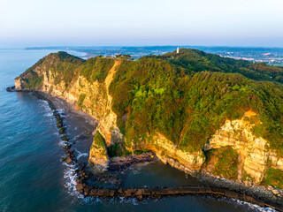 夜明けの太東埼灯台※奥は勝浦市方向（千葉県いすみ市）