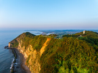 夜明けの太東埼灯台※奥は勝浦市方向（千葉県いすみ市）