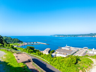 八幡岬の旧鳴海荘跡地展望デッキと勝浦漁港（千葉県勝浦市）