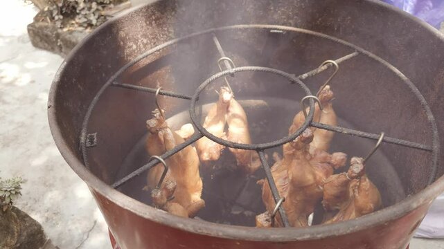Video 4k de comida peruana, pollo al cilindro artesanal, delicioso pollo 