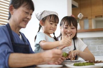 団子を手作りする家族