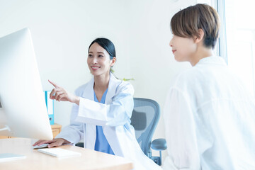 パソコンの画面を見る医師と患者