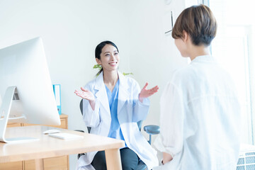 院内で笑顔で診察をする医師