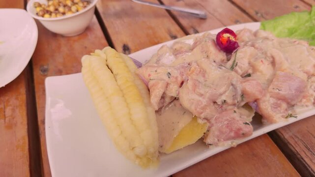 video 4k de delicioso ceviche de trucha con choclo, comida peruana