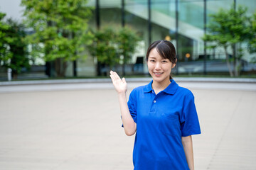手で案内をする女性介護施設スタッフ