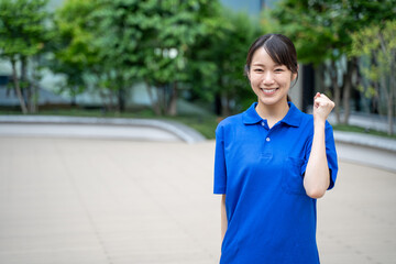 ガッツポーズでやる気の女性介護施設スタッフ