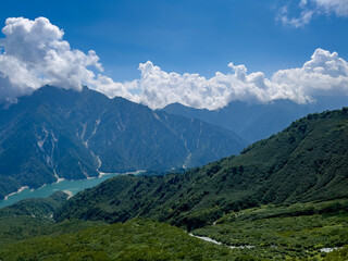 Obraz premium 黒部ダムが見える風景