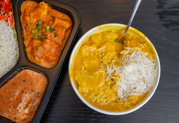 Kuchnia indyjska catering, butter chicken i mango curry w plastikowych pojemnikach 