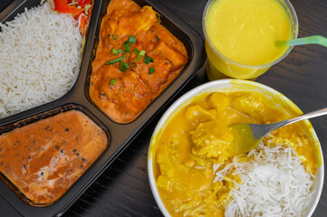 Indyjska kuchnia, posiłki z restauracji, mango lassi, kurczak w sosie mango i chicken masala © Paweł Kacperek