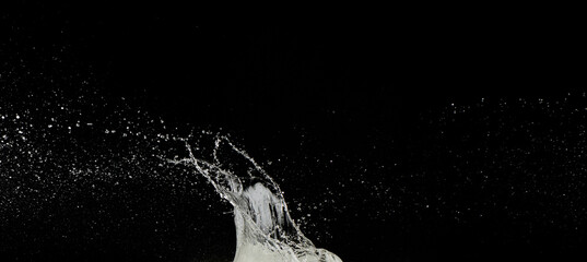 Splash o salpicaduras de agua sobre fondo negro
