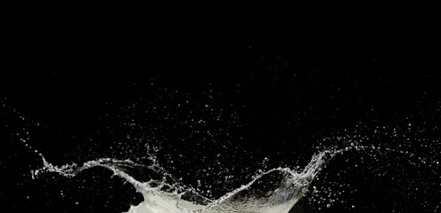 Obraz premium Splash o salpicaduras de agua sobre fondo negro