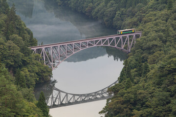 Fototapeta premium 第一只見川橋梁を渡る只見線