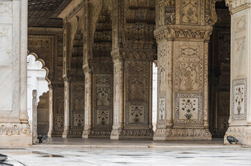 Obraz premium The Red Fort, also known as Lal Qila is a historic fort in Delhi, India. Ethnic ornament. The view from the inside