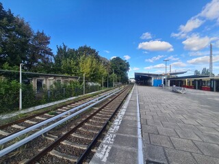 Naklejka premium Bahngleise mit blauem Himmel am Hauptbahnhof in Bernau bei Berlin