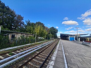 Fototapeta premium Bahngleise mit blauem Himmel am Hauptbahnhof in Bernau bei Berlin