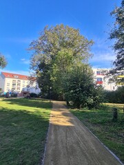 Spaziergang durch den Külzpark an einem sonnigen Tag in Bernau bei Berlin, Brandenburg