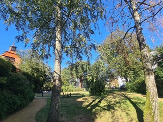 Spaziergang durch den Külzpark an einem sonnigen Tag in Bernau bei Berlin, Brandenburg