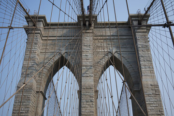 Naklejka premium Il ponte di Brooklyn collega Brooklyn a Manhattan