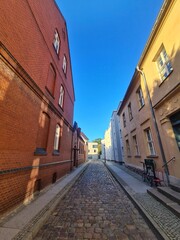 eine wunderschöne Strasse mit Wohnhäusern und strahlend blauem Himmel in Bernau bei Berlin, Brandenburg
