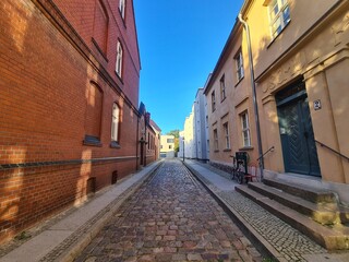 eine wunderschöne Strasse mit Wohnhäusern und strahlend blauem Himmel in Bernau bei Berlin, Brandenburg