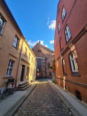 eine Strasse in einer Wohngegend mit der Sankt - Marien - Kirche im Hintergrund in Bernau bei Berlin, Brandenburg