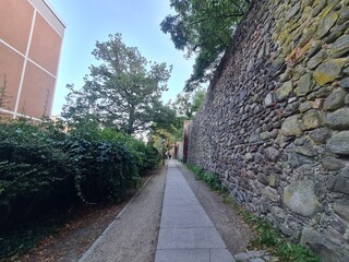 ein schöner Gehweg entlang der Stadtmauer im Zentrum von Bernau bei Berlin, Brandenburg